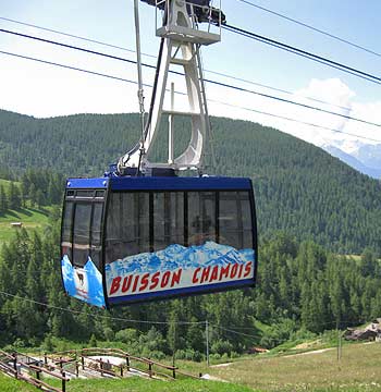 Arrival of the cable car Buisson-Chamois in Chamois