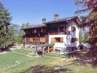External view of the Rifugio L'Ermitage Chamois